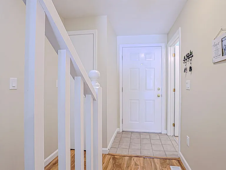 35 Montrose Dr — Photo 2