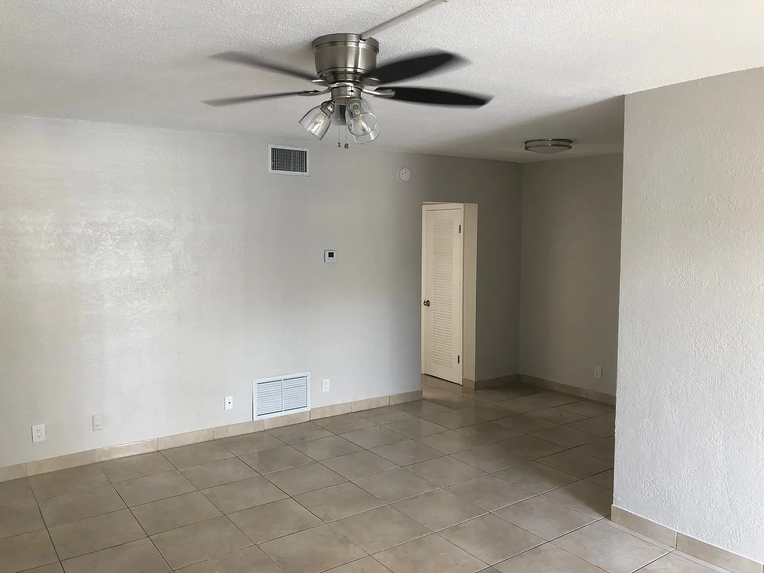 530 NE 20TH ST - 4 — Photo 3