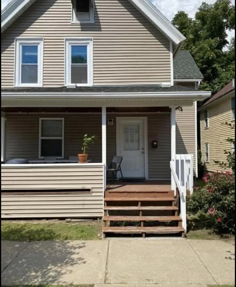 4 bed, 2500 sqft, $3,000 — Photo 2