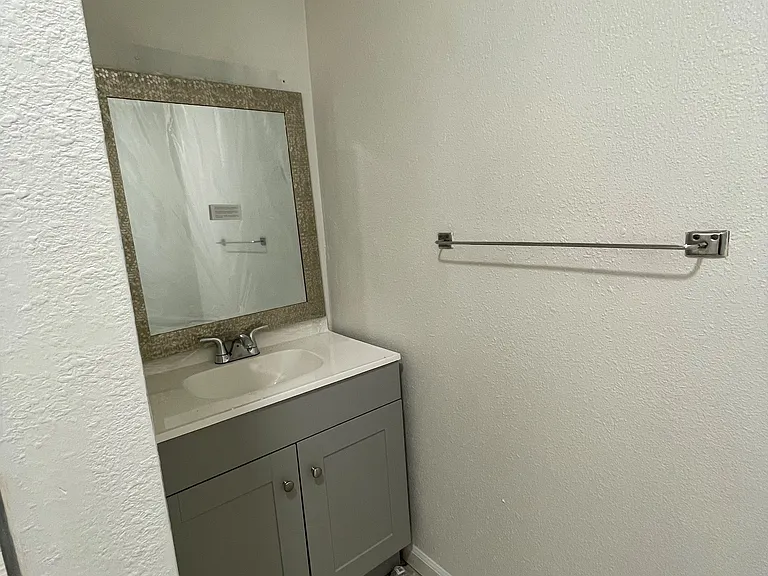 138 W Tulare Ave — Photo 10