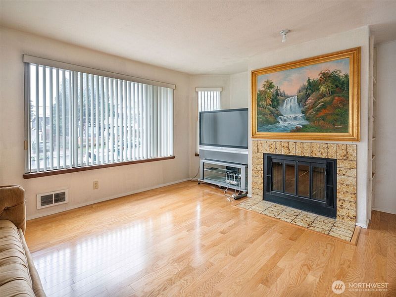 4th image of 928 N 98th Street