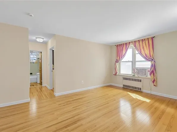 367 Avenue S image 7 of 8