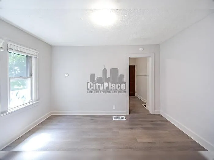 1465 W 34th St — Photo 11