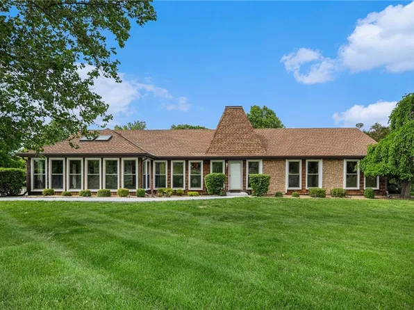 2018 Park Ln, Smithville, MO 64089