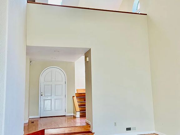 3rd image of 476 W Sunnyoaks Ave