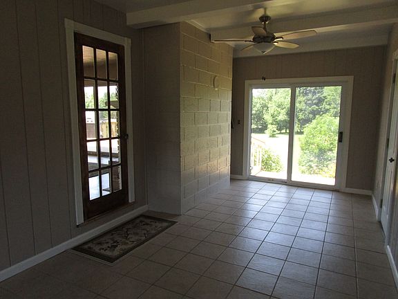 Brzwy off garage into dining