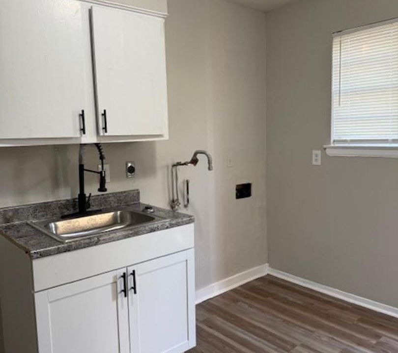 1st image of 701 Lyman Ave