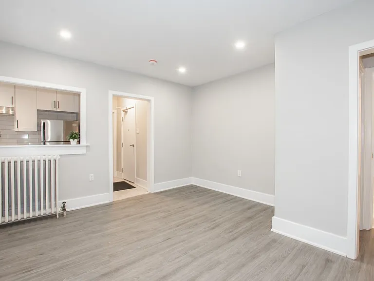 14 Welland Ave — Photo 9