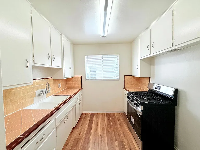 356 N Hayworth Ave — Photo 6