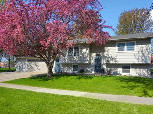 1226 Camelot Dr, Brookings, SD 57006