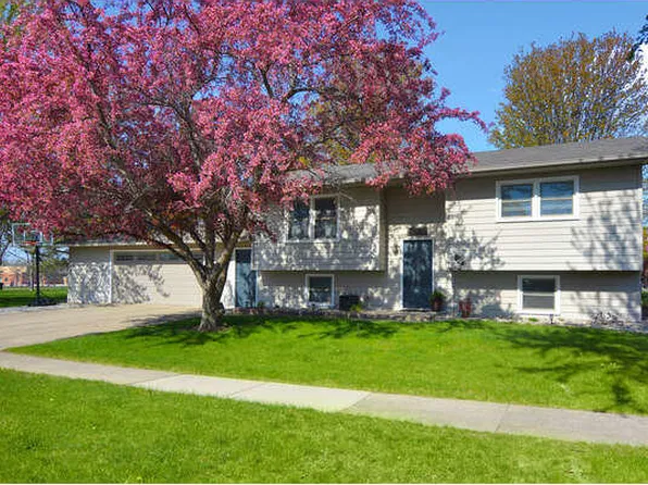 1226 Camelot Dr, Brookings, SD 57006