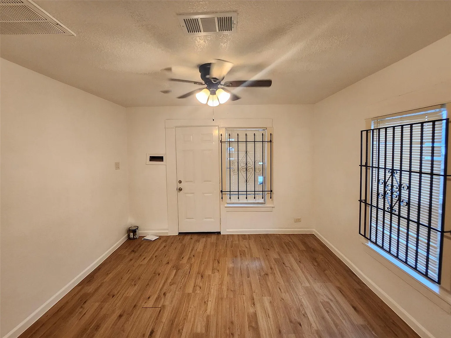 3 bed, 1.0 bath, 984 sqft, $1,350 — Photo 4