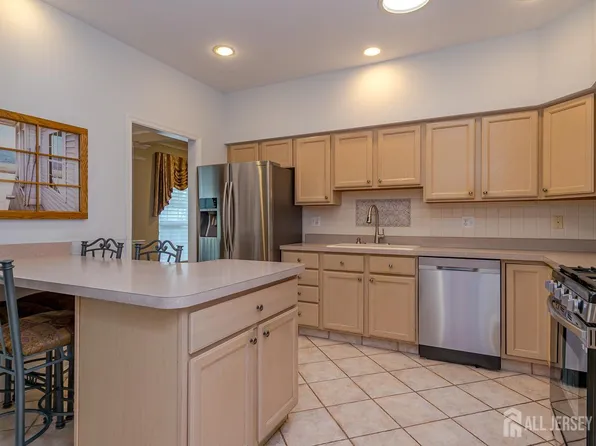 455 Bluebird Dr, Monroe Township, NJ 08831