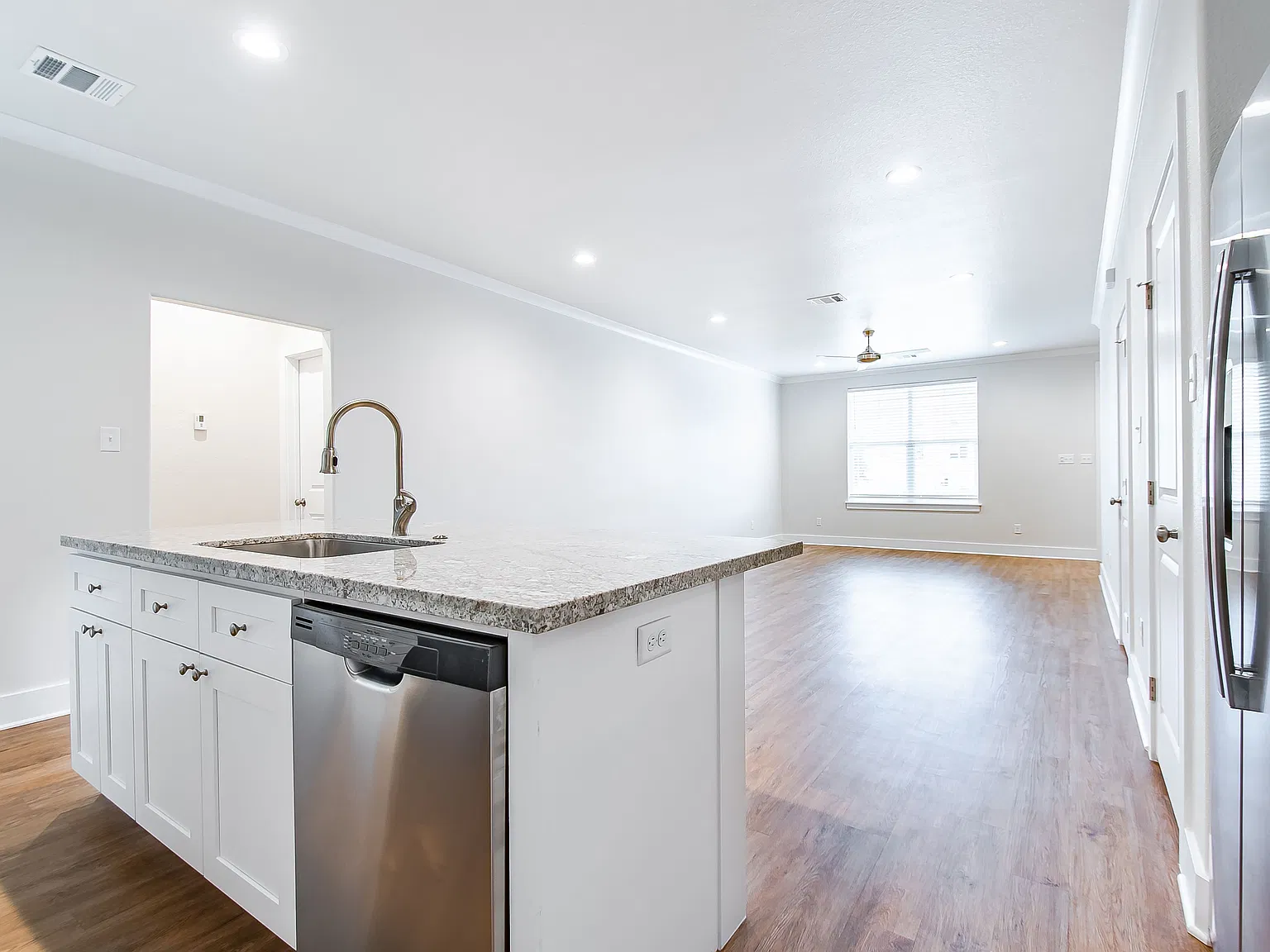 5 bed, 1987 sqft, $4,095 — Photo 3