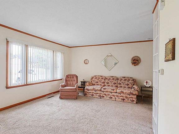 3rd image of 707 Dogwood Ln