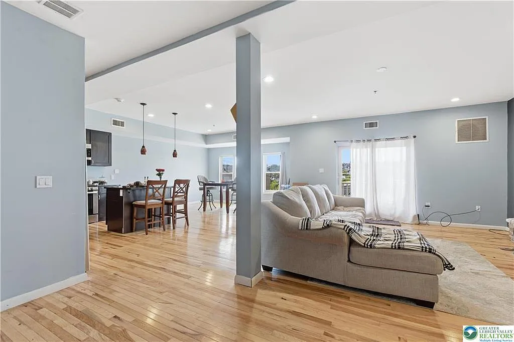 2 bed, 2.0 bath, 1500 sqft, $2,300 — Photo 3