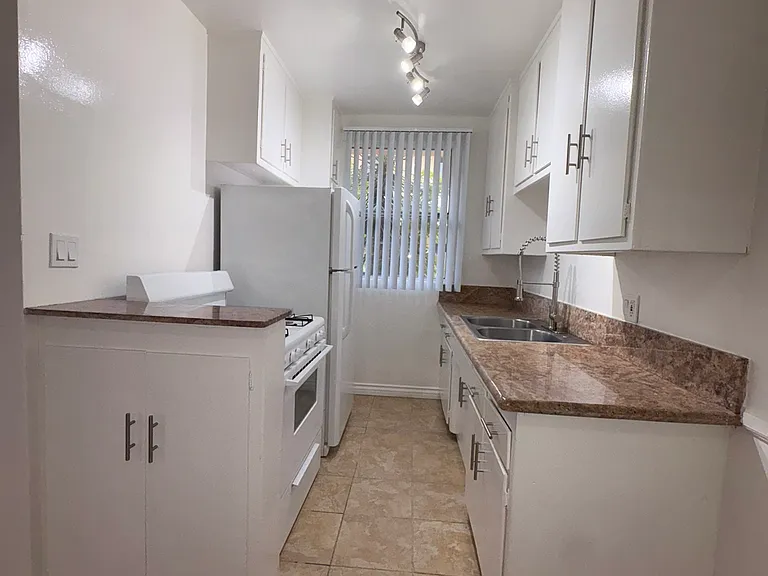 1376 N. Serrano Avenue — Photo 20