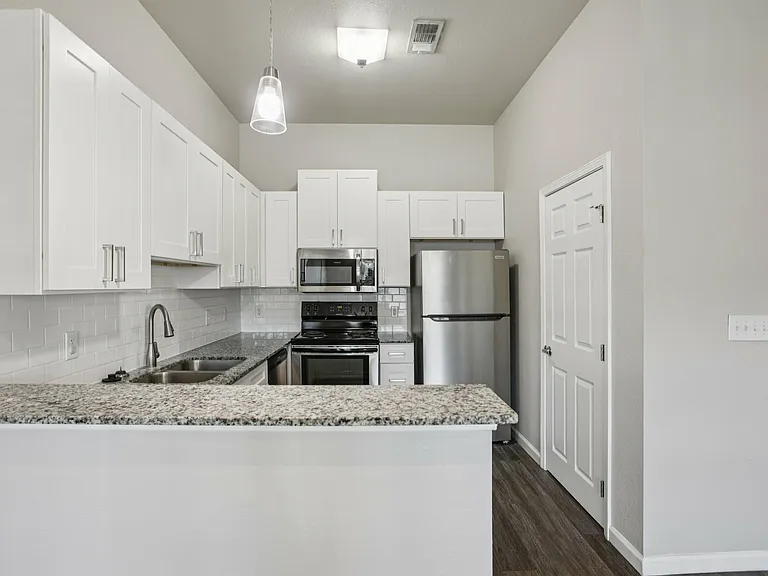 Horseshoe Apartments — Photo 18