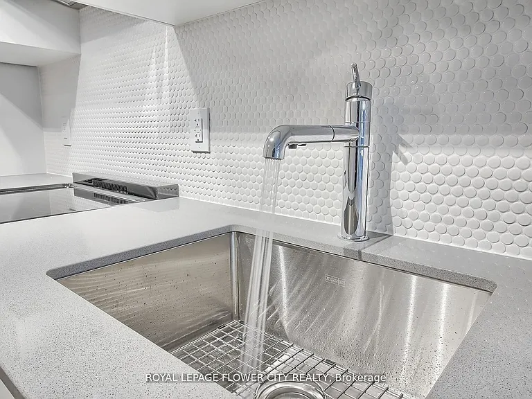 212 King William St #1011 — Photo 11
