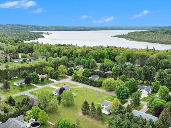 Sandy Ln, Bellaire, MI 49615