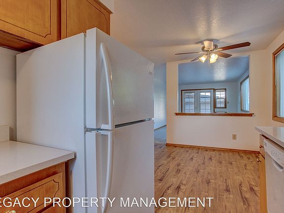 3rd image of 12240 NE Siskiyou St #12