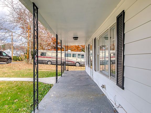 5th image of 995 W Washington St