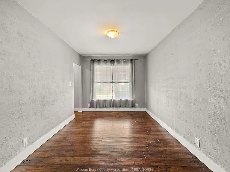 541 Moy Ave — Photo 5