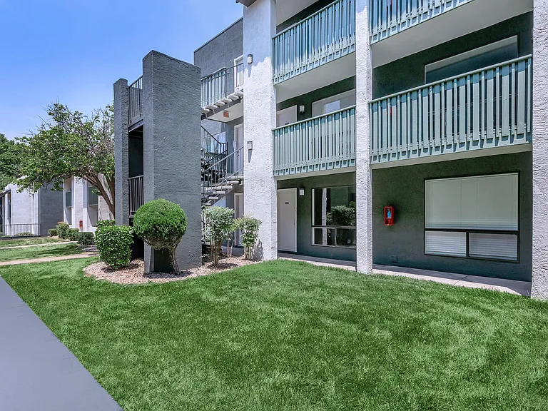 Lush Landscaping - Treehouse Apartment Exterior