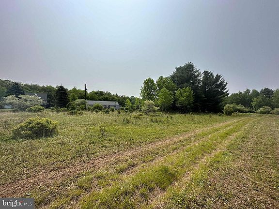3rd image of 814 Leslie Ln