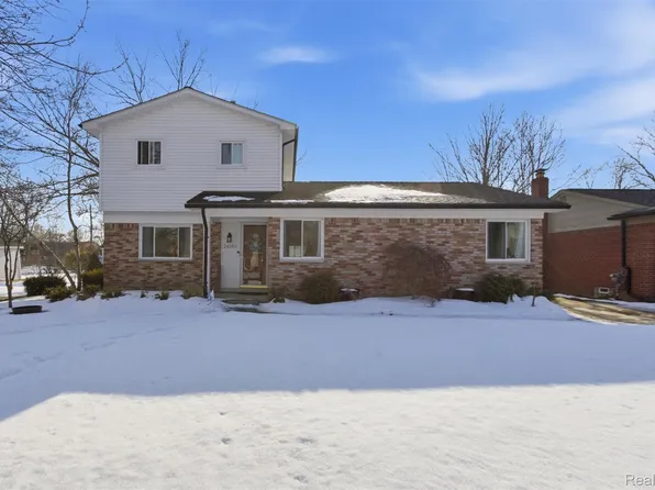 24050 Lakewood St, Saint Clair Shores, MI 48082