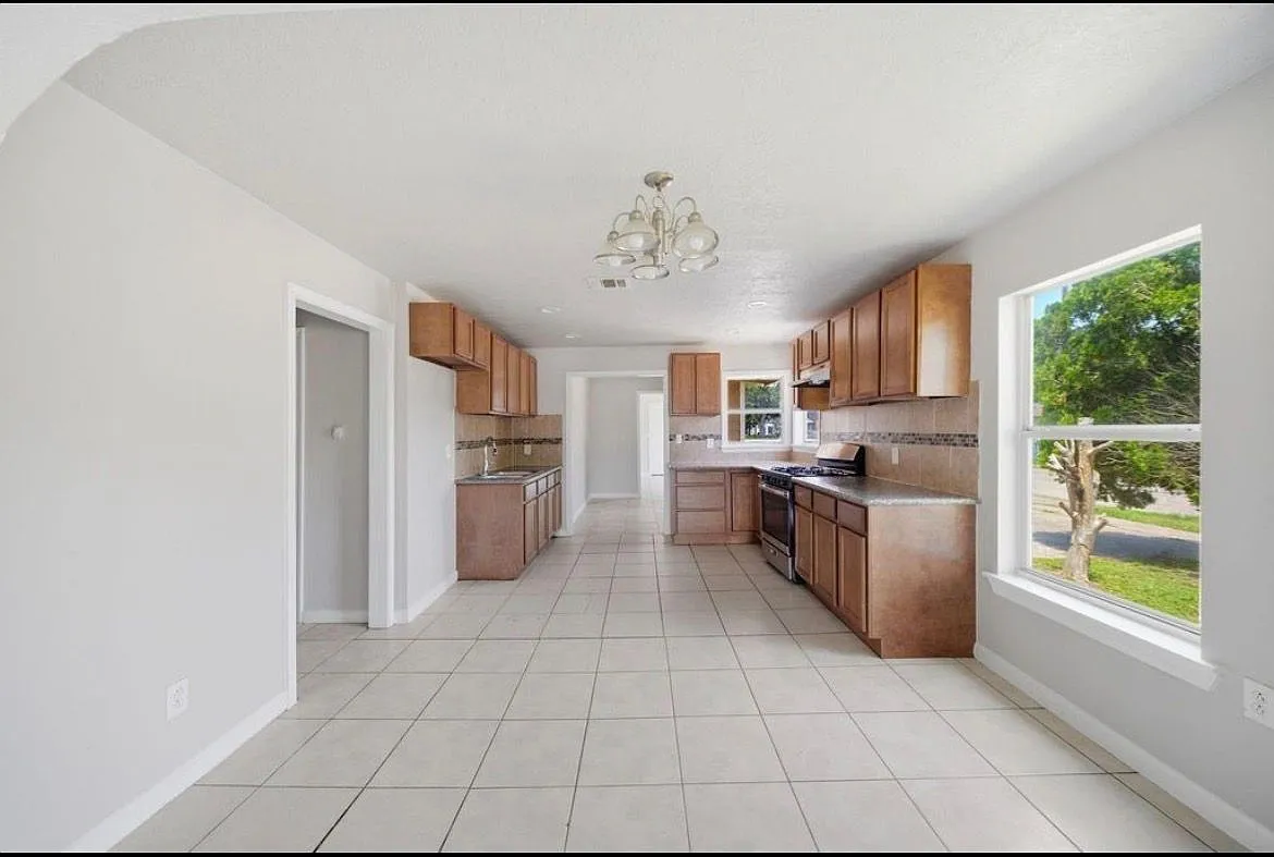 4 bed, 2.0 bath, 1724 sqft, $1,900 — Photo 3