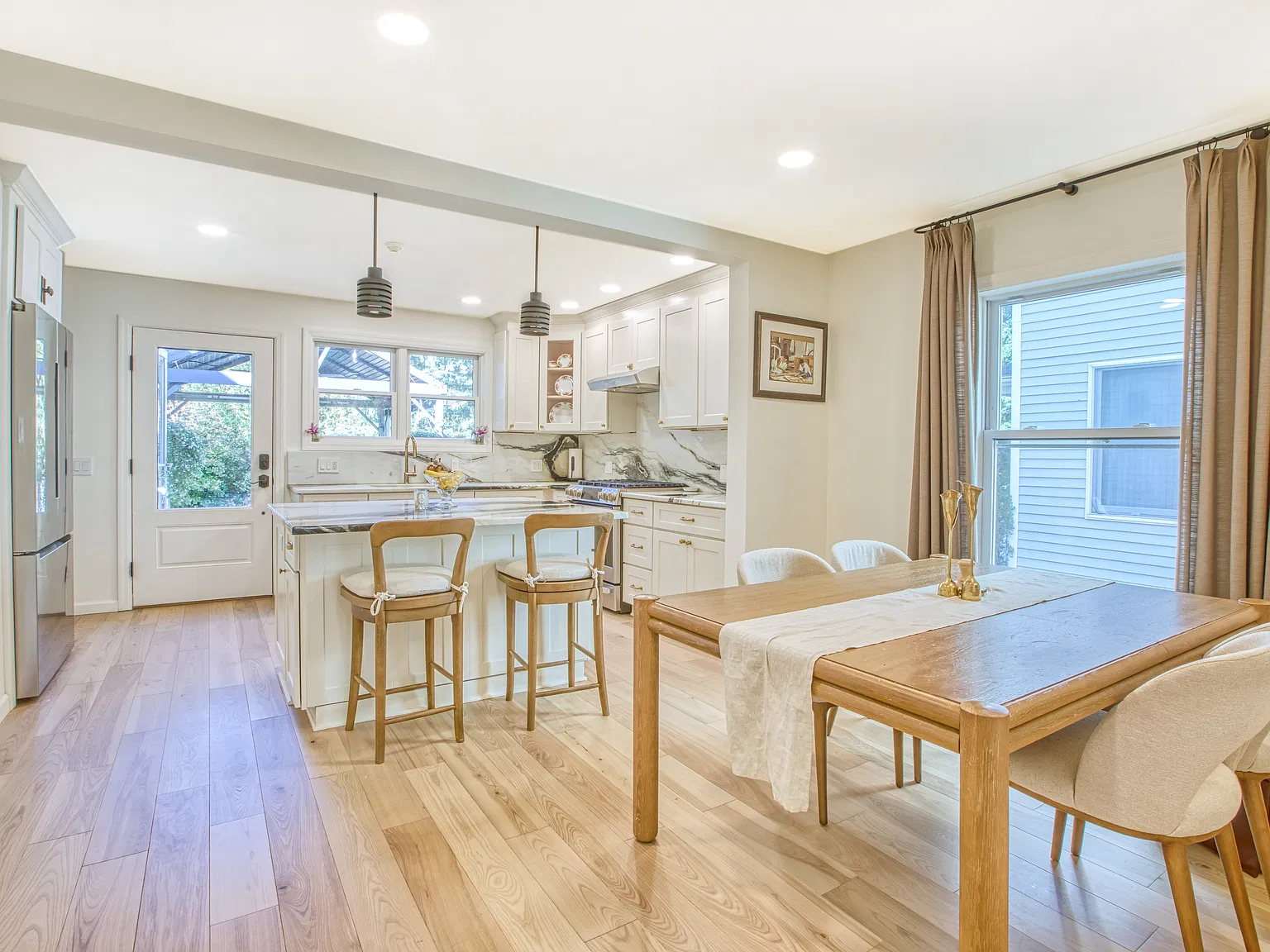 2 bed, 1.5 bath, 1186 sqft, $6,500 — Photo 2
