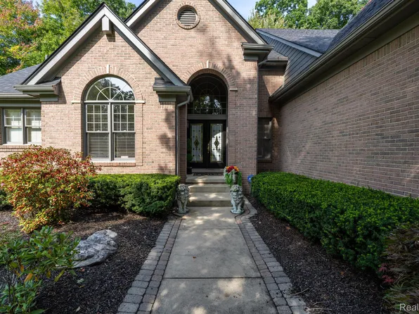 1586 Gleneagles, Highland, MI 48357