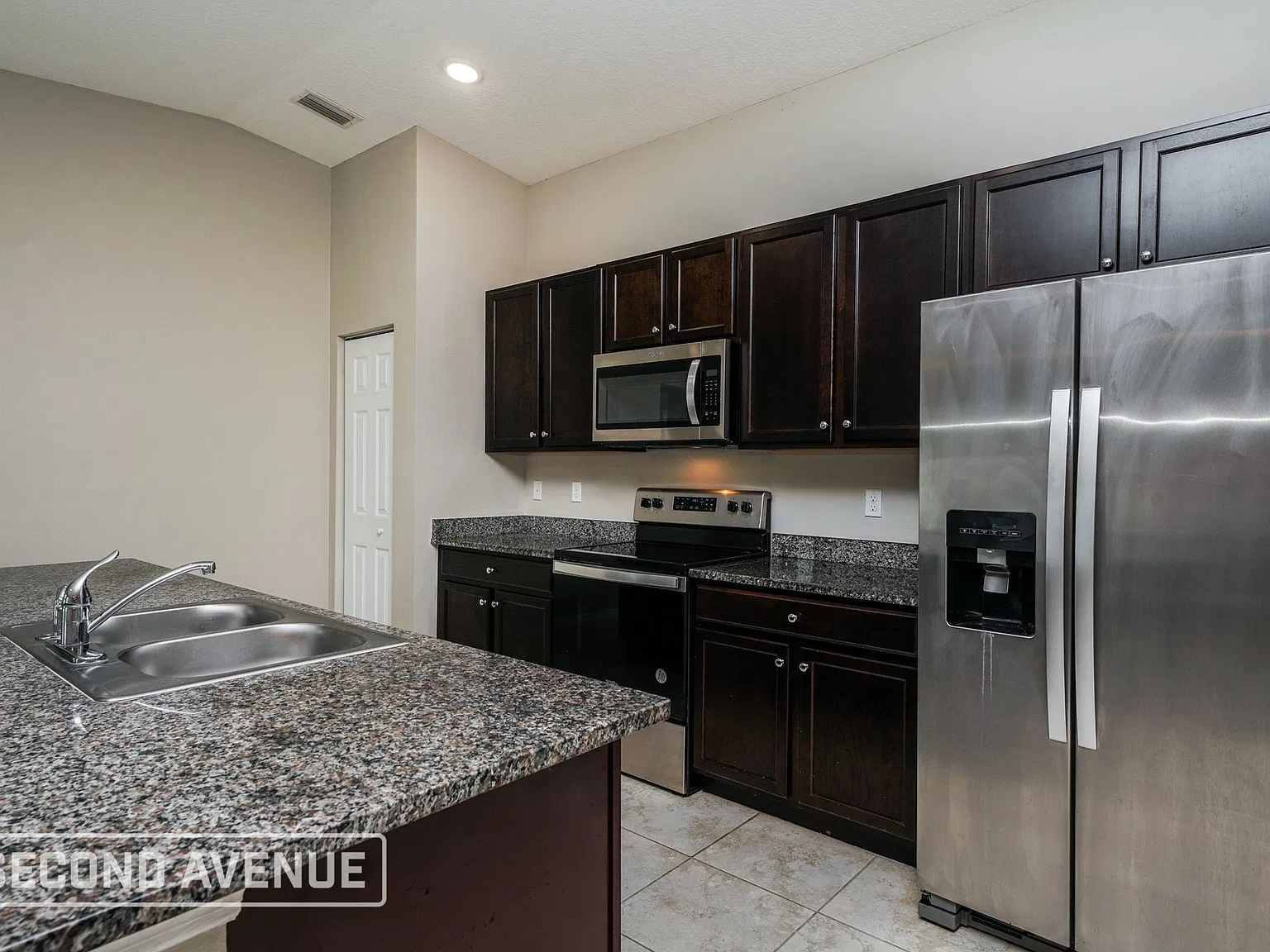 4 bed, 2.0 bath, 1833 sqft, $1,999 — Photo 2