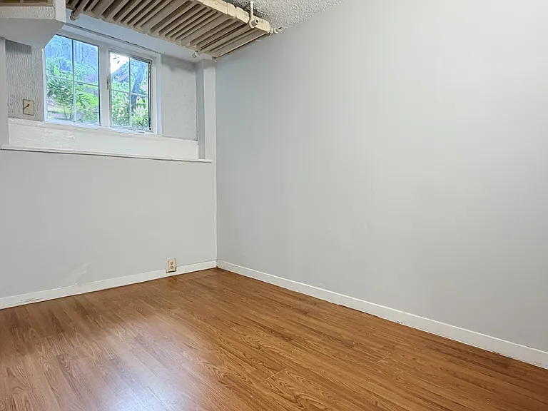 1441 Wyandotte St E #14 — Photo 7
