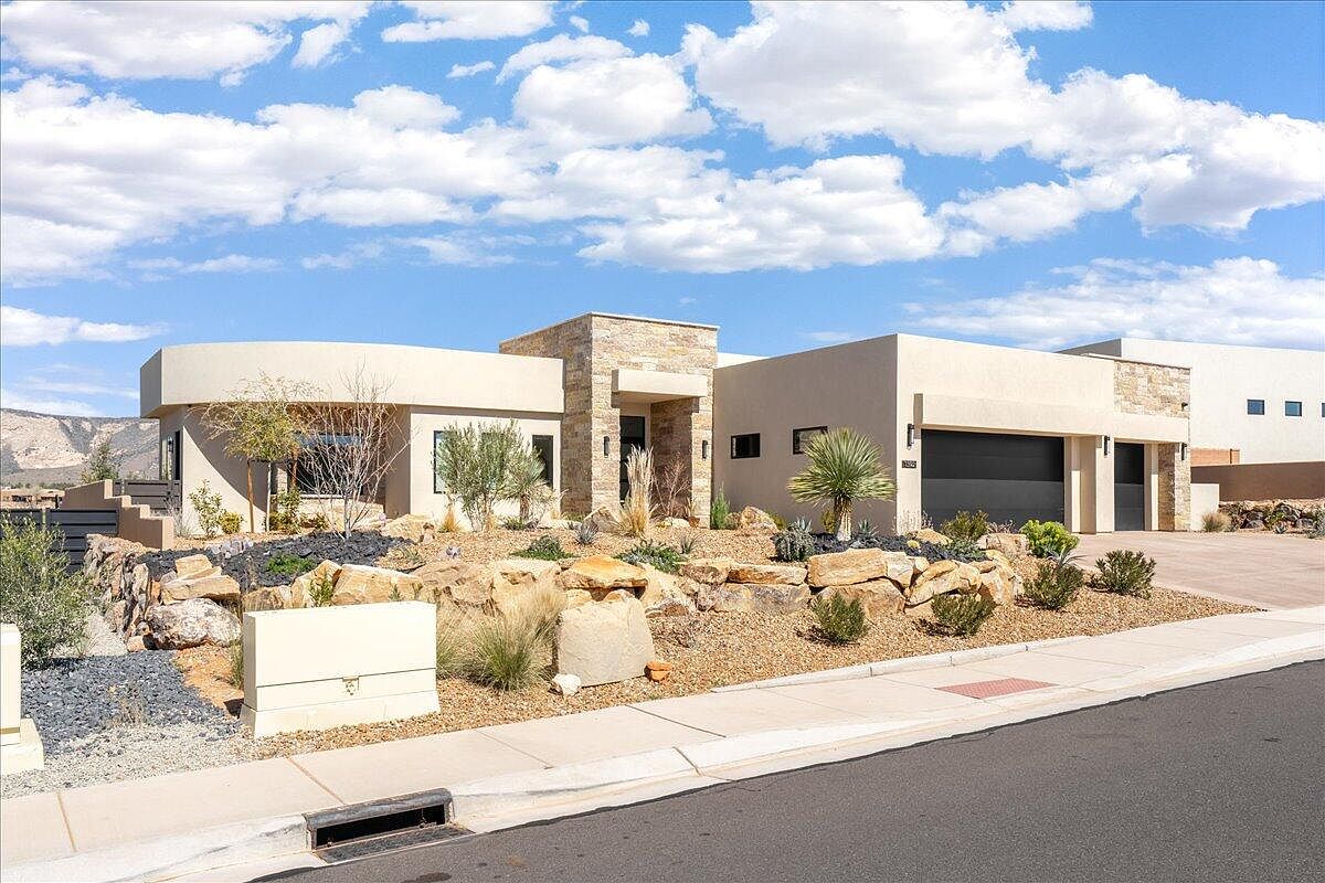 1392 W Canyon Tree Dr