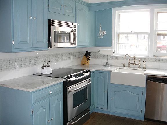 Eat-In French Country Kitchen w Apron sink & SS appliances