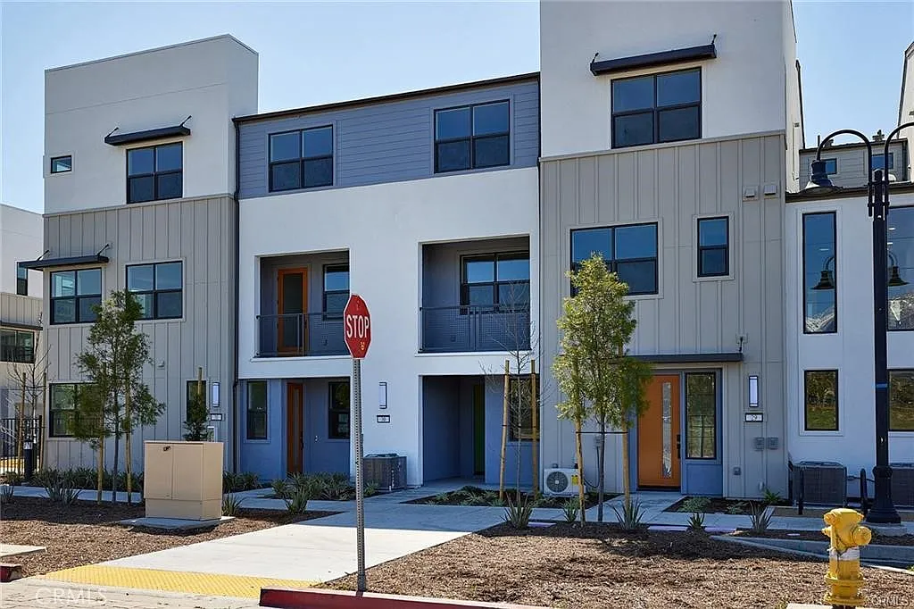 3 bed, 3.5 bath, 1596 sqft, $3,400 — Photo 1