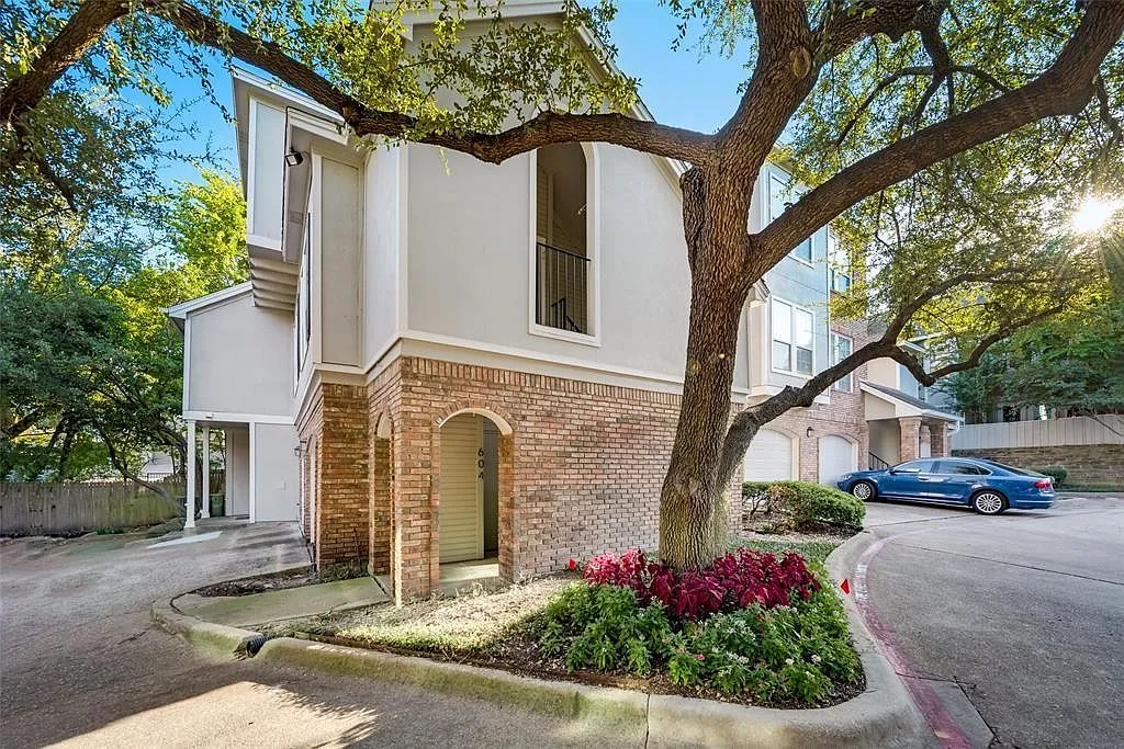 1 bed, 1.5 bath, 897 sqft, $1,499 — Photo 2