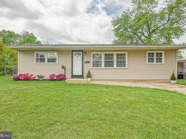 22 Merion Ln, Maple Shade, NJ 08052