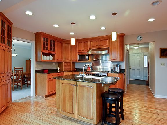 4th image of 1050 Black Oak Dr