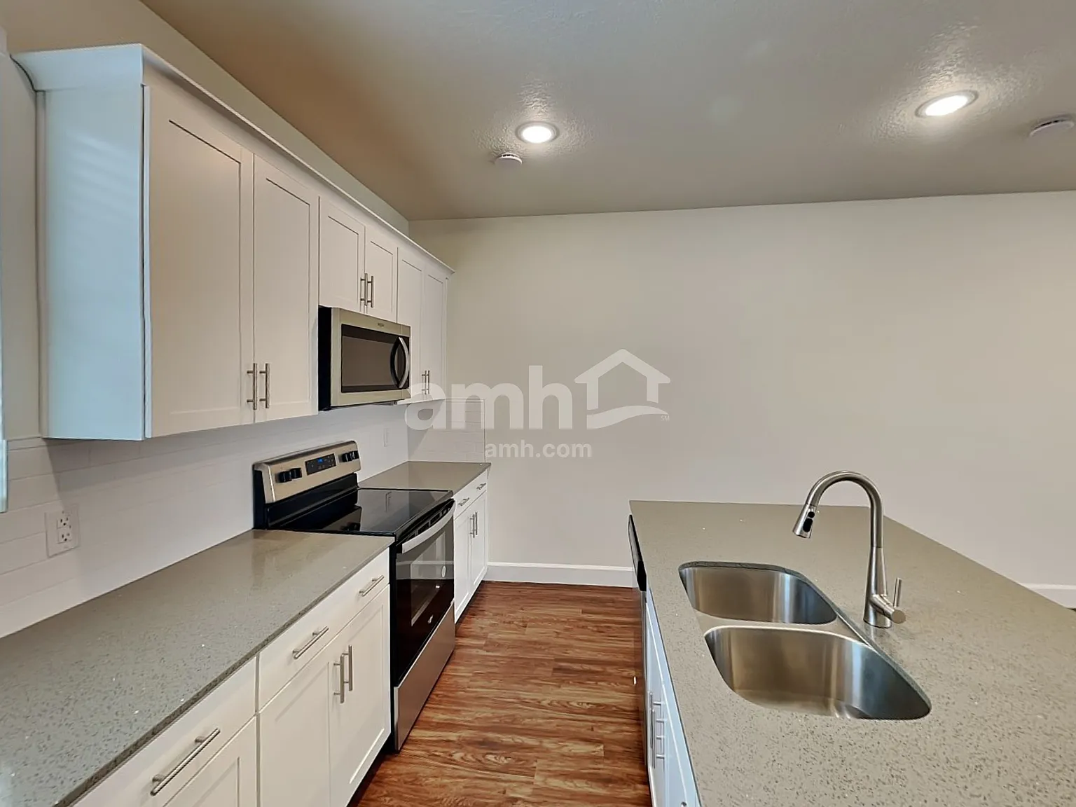4 bed, 3.5 bath, 1762 sqft, $2,285 — Photo 3