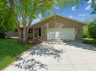 605 Woodlawn Dr, Manitowoc, WI 54220