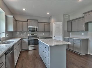 5225 Meadow View Dr, Shawnee, KS 66226