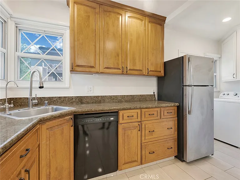 2108 N Pass Ave — Photo 10