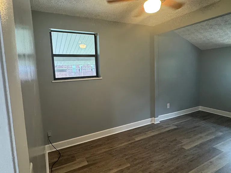 929 Saint Clair St — Photo 15
