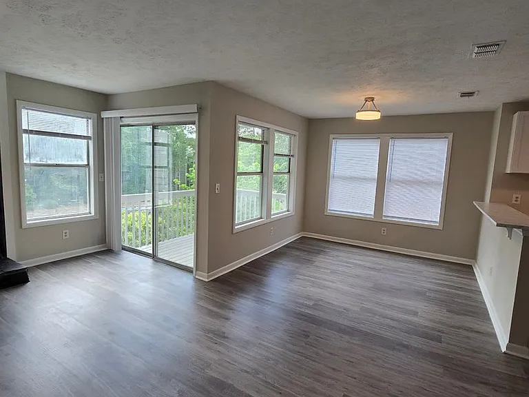 1021 Wood Creek Dr #6 — Photo 3