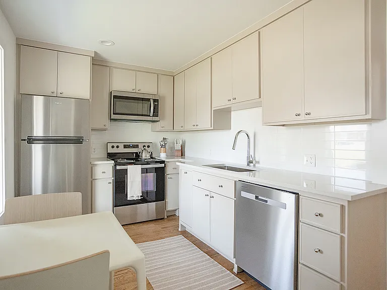 514 E Greeley St — Photo 4