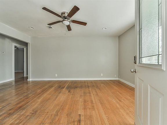 3rd image of 402 W Sunnyside St