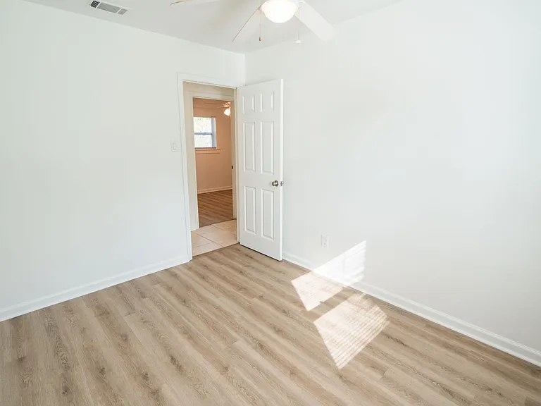 406 Essex Dr — Photo 31
